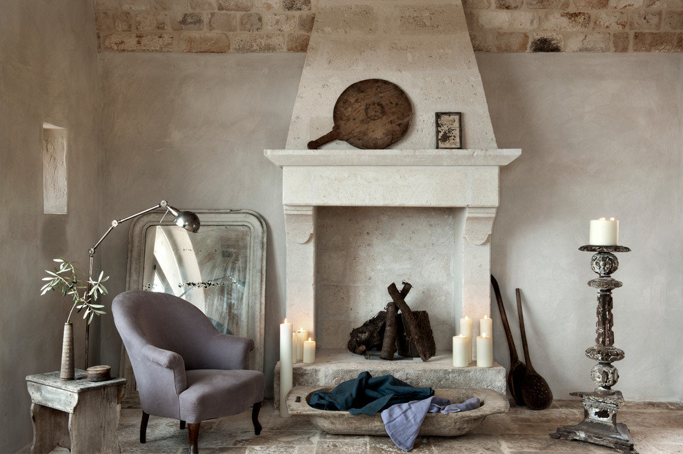 Repräsentatives, Fernseherloses Mediterranes Wohnzimmer mit beiger Wandfarbe, Kamin und Kaminumrandung aus Stein in London