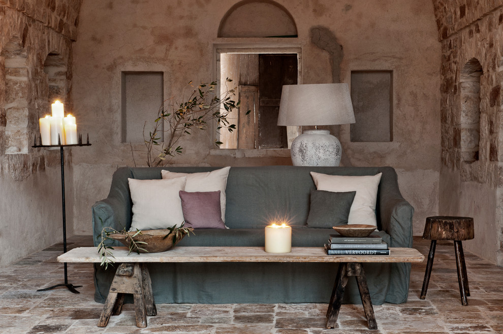 Идея дизайна: парадная гостиная комната в средиземноморском стиле с коричневыми стенами без камина, телевизора