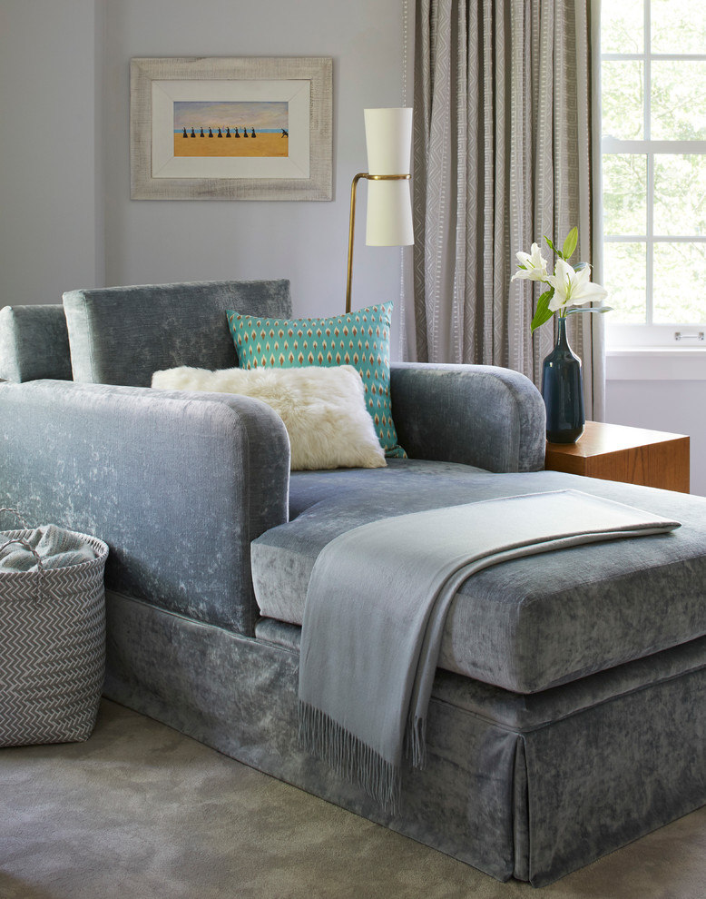 Источник вдохновения для домашнего уюта: большая гостиная комната в стиле неоклассика (современная классика) с серыми стенами и ковровым покрытием