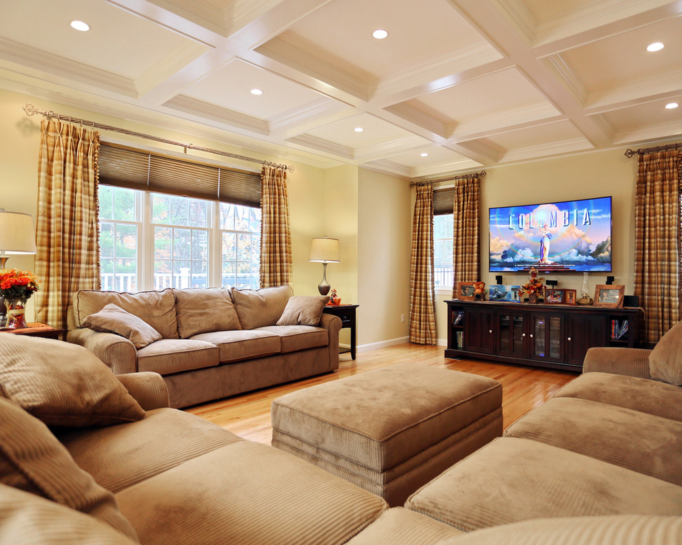 Ejemplo de salón con rincón musical cerrado clásico grande con paredes beige, suelo de madera en tonos medios y televisor colgado en la pared