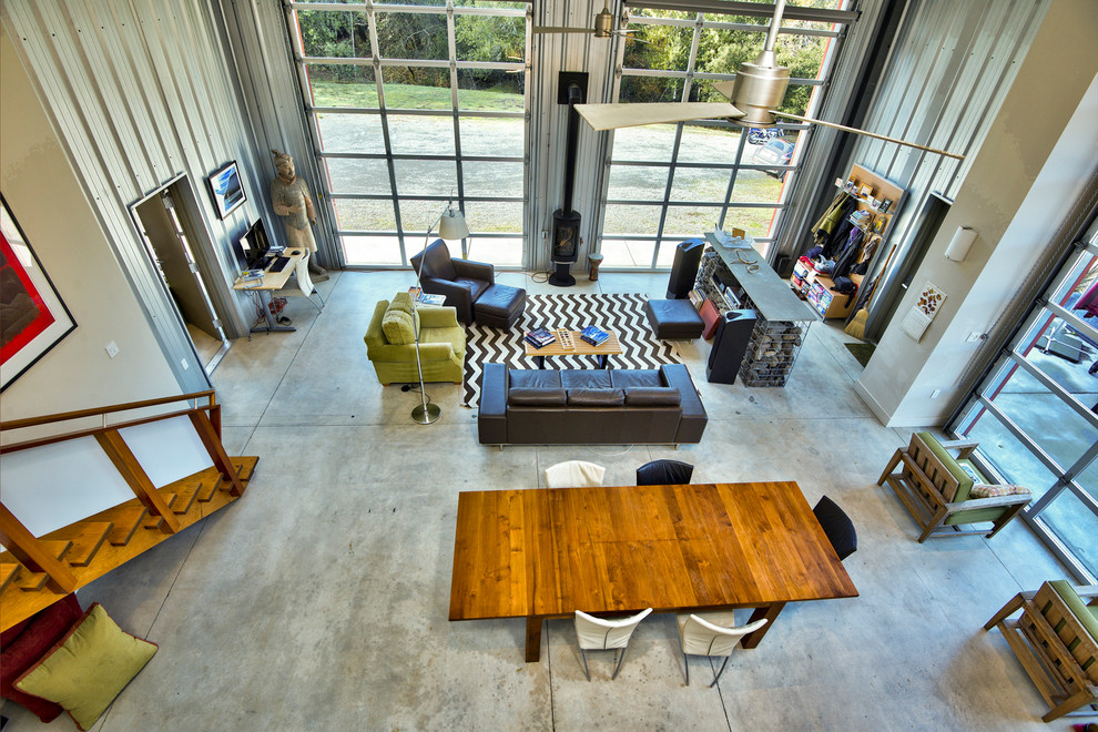 Mittelgroßes Industrial Wohnzimmer im Loft-Stil mit grauer Wandfarbe, Laminat, Gaskamin und grauem Boden in San Francisco