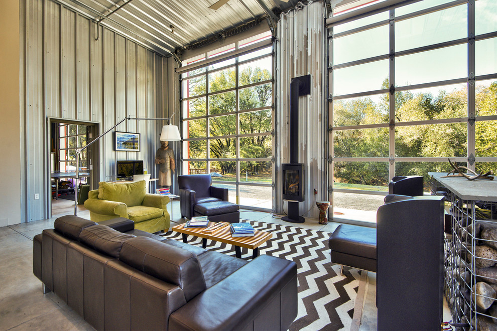 Mittelgroßes, Offenes Industrial Wohnzimmer mit grauer Wandfarbe, Laminat, Gaskamin und grauem Boden in San Francisco