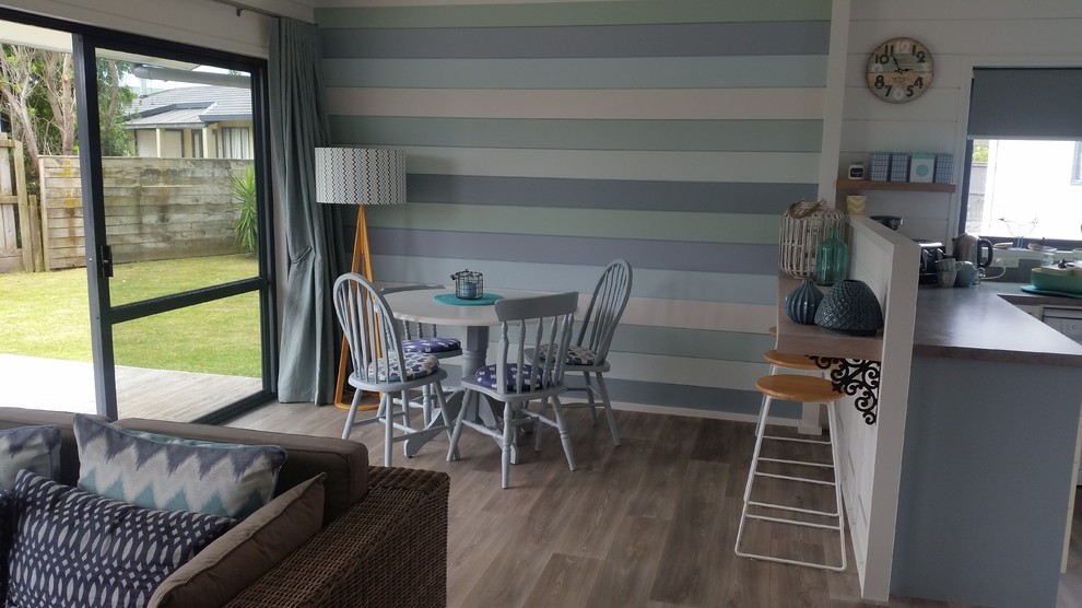 Esempio di un soggiorno stile marinaro di medie dimensioni e aperto con pareti multicolore, pavimento in vinile e pavimento grigio