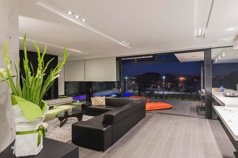 Geräumiges Modernes Wohnzimmer mit grauer Wandfarbe und Keramikboden in Perth