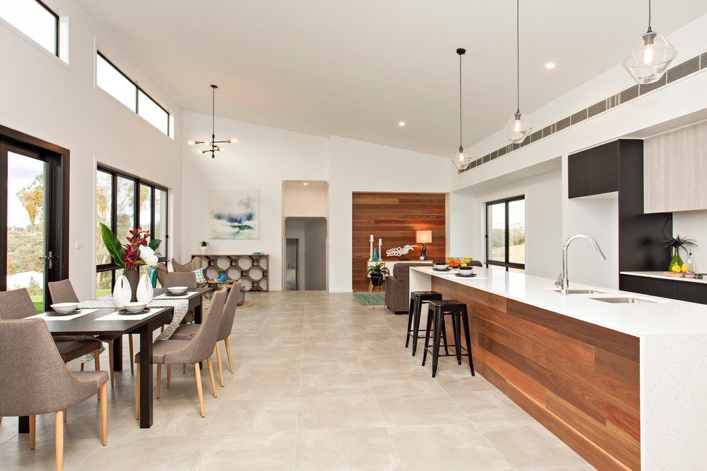 Großes, Offenes Modernes Wohnzimmer ohne Kamin mit weißer Wandfarbe, Keramikboden und TV-Wand in Sydney