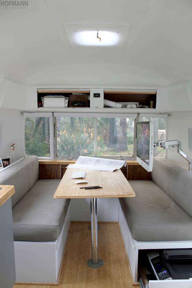 Diseño de salón abierto minimalista pequeño con paredes blancas y suelo de bambú