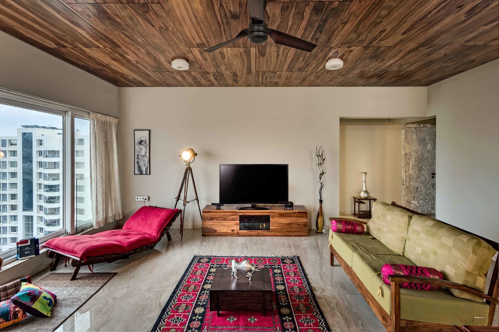 Идея дизайна: изолированная гостиная комната среднего размера в восточном стиле с бежевыми стенами, мраморным полом, отдельно стоящим телевизором и коричневым полом
