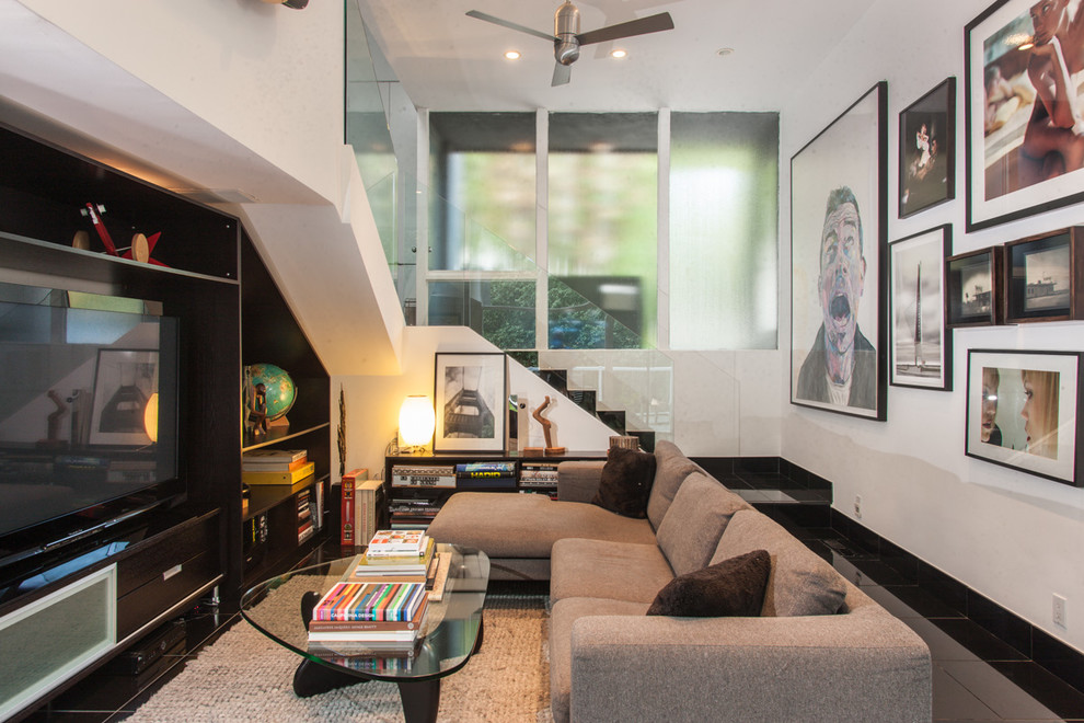 Свежая идея для дизайна: гостиная комната среднего размера в стиле модернизм с отдельно стоящим телевизором без камина - отличное фото интерьера