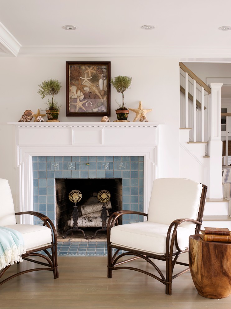 Repräsentatives Maritimes Wohnzimmer mit weißer Wandfarbe, hellem Holzboden, Kamin und gefliester Kaminumrandung in New York