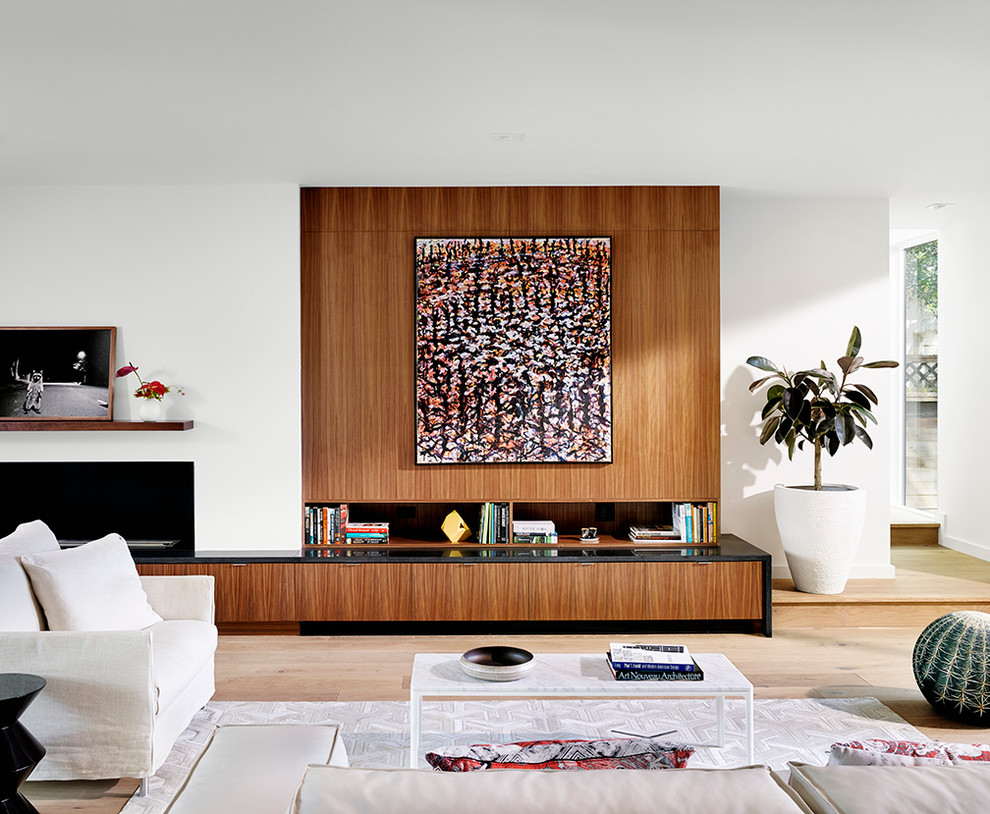 Mittelgroßes, Offenes, Repräsentatives Modernes Wohnzimmer mit hellem Holzboden, Gaskamin und weißer Wandfarbe in Austin