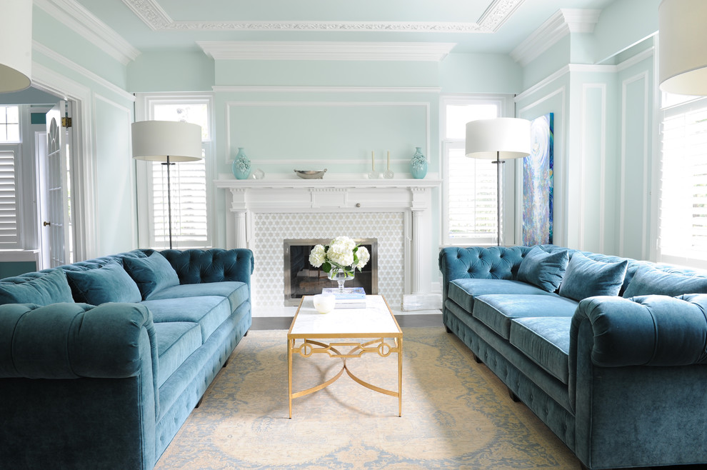 Klassisk inredning av ett mellanstort separat vardagsrum, med ett finrum, blå väggar, mellanmörkt trägolv, en standard öppen spis, en spiselkrans i trä och brunt golv