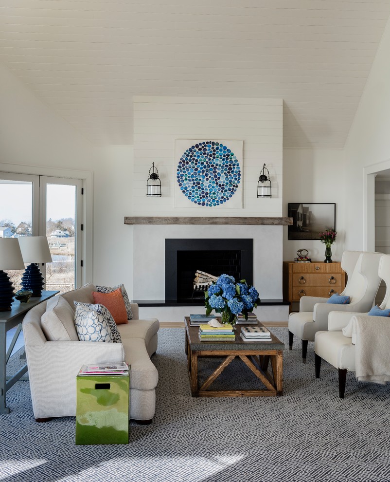 Источник вдохновения для домашнего уюта: большая открытая гостиная комната в морском стиле с белыми стенами, паркетным полом среднего тона, стандартным камином, фасадом камина из камня и синим полом без телевизора