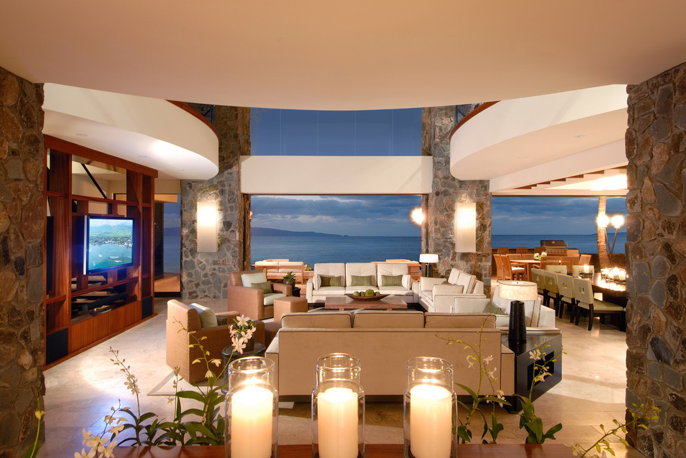 Idee per un ampio soggiorno tropicale aperto con TV a parete