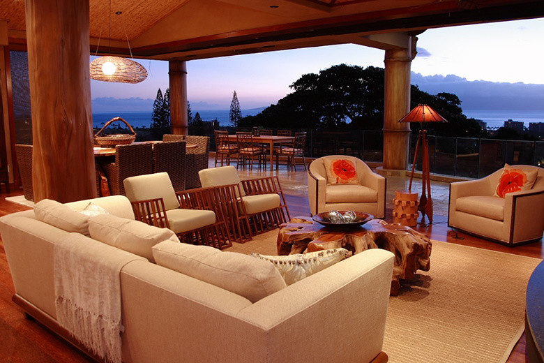 Esempio di un grande soggiorno tropicale aperto con pareti marroni e pavimento in legno massello medio