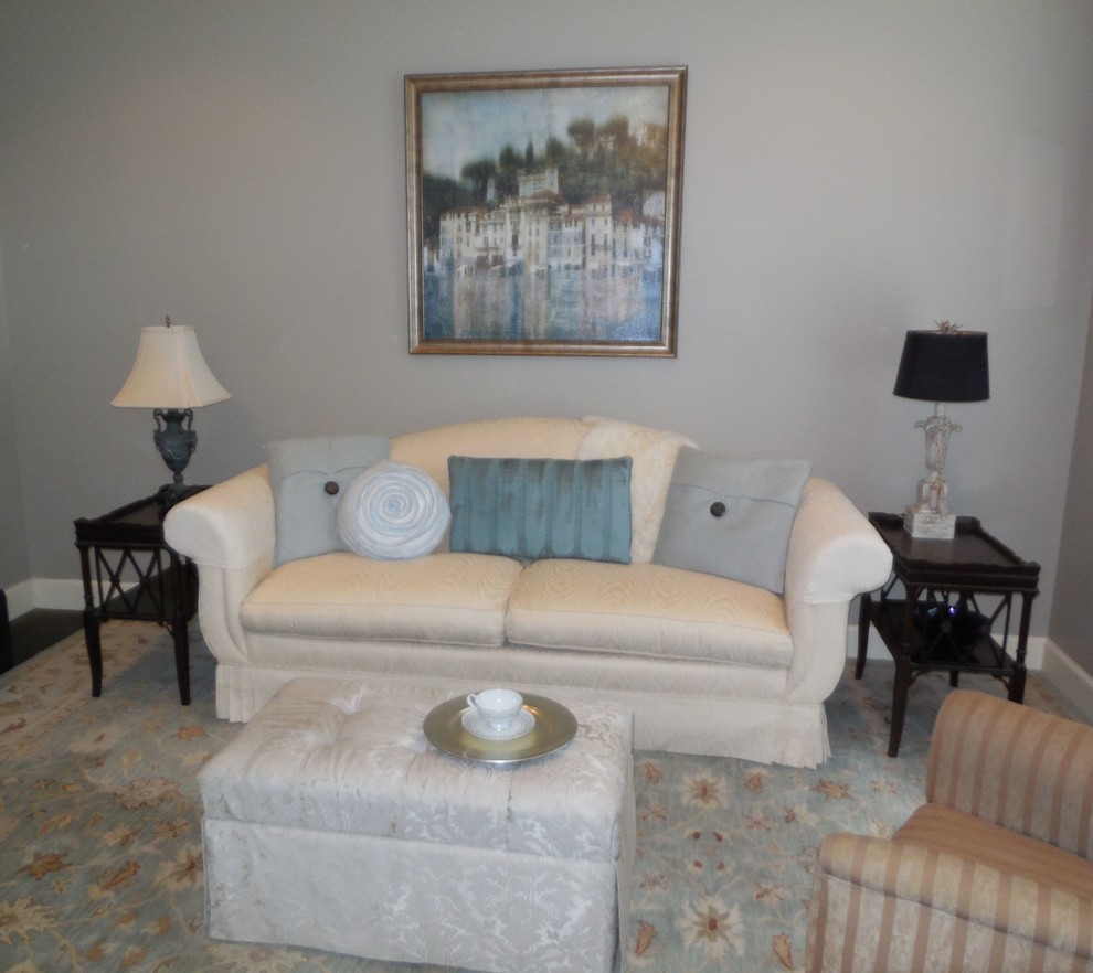 На фото: изолированная гостиная комната среднего размера в классическом стиле с серыми стенами с