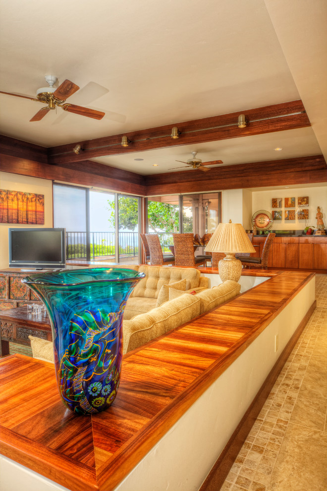 Mittelgroßes, Offenes Maritimes Wohnzimmer ohne Kamin mit weißer Wandfarbe, Keramikboden, freistehendem TV und beigem Boden in Hawaii