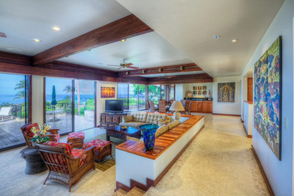 ハワイにある高級な中くらいなビーチスタイルのおしゃれなLDK (白い壁、セラミックタイルの床、暖炉なし、据え置き型テレビ、ベージュの床) の写真