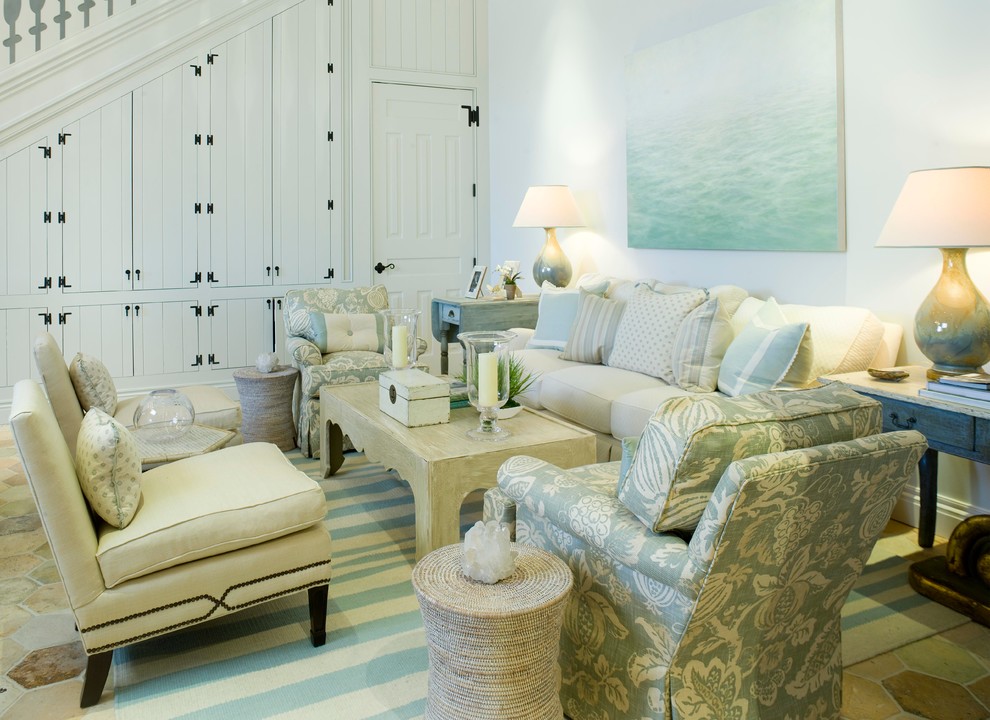 Источник вдохновения для домашнего уюта: большая изолированная гостиная комната в классическом стиле с белыми стенами и полом из терракотовой плитки
