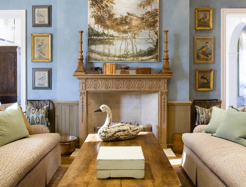 Ispirazione per un grande soggiorno tradizionale chiuso con pareti blu e camino classico