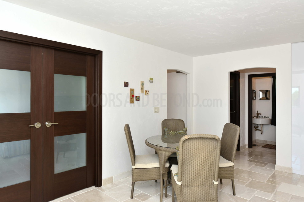 Идея дизайна: изолированная гостиная комната среднего размера в современном стиле с белыми стенами и телевизором на стене
