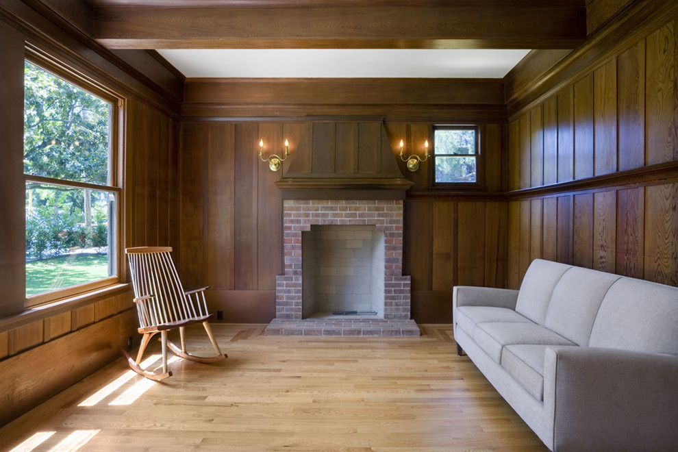 Пример оригинального дизайна: изолированная гостиная комната среднего размера в классическом стиле с фасадом камина из кирпича без телевизора
