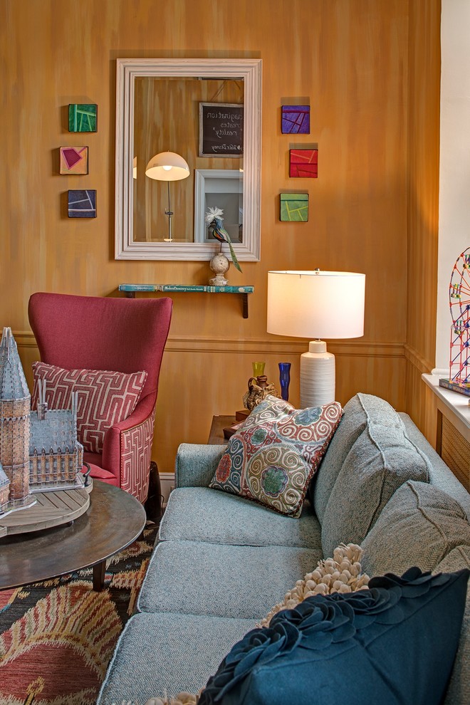 Inspiration för mellanstora klassiska separata vardagsrum, med gula väggar, mellanmörkt trägolv och rött golv