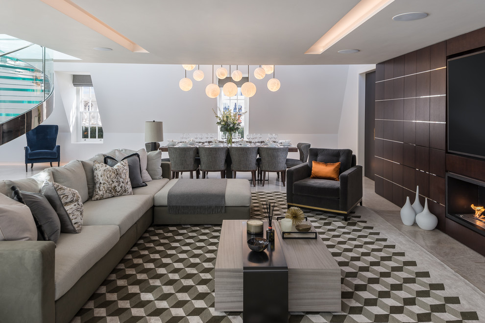 Offenes Modernes Wohnzimmer mit weißer Wandfarbe, Gaskamin, Kaminumrandung aus Holz, TV-Wand und grauem Boden in London
