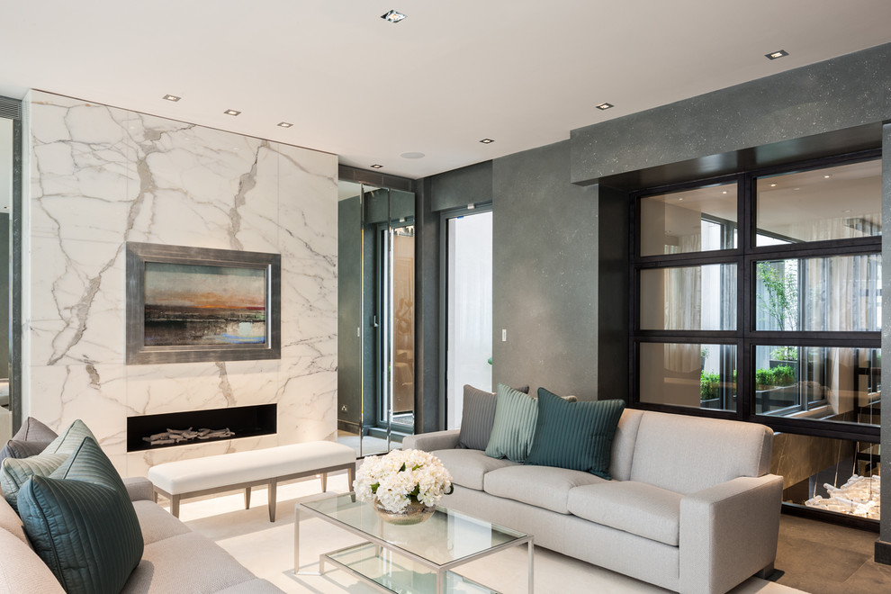 На фото: гостиная комната в современном стиле с серыми стенами и горизонтальным камином