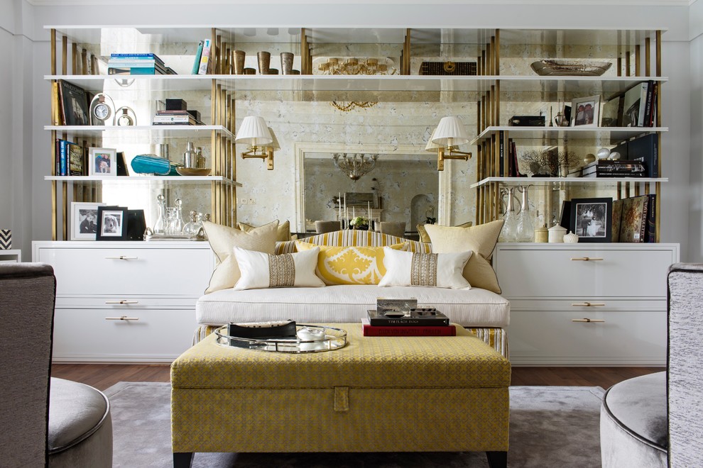 Ispirazione per un soggiorno chic con sala formale, pareti bianche e pavimento in legno massello medio