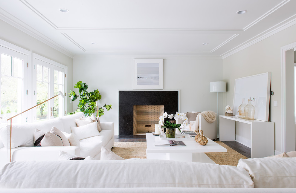 Idee per un soggiorno stile marino con sala formale, pareti beige, camino classico e nessuna TV