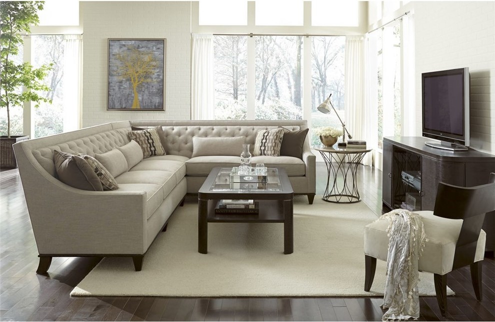 Imagen de salón abierto clásico grande con paredes blancas, suelo de madera oscura y televisor independiente