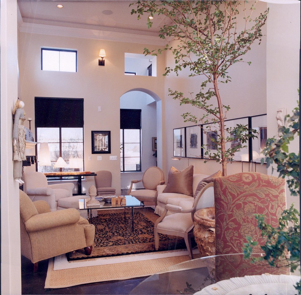 На фото: парадная, открытая гостиная комната среднего размера в стиле неоклассика (современная классика) с белыми стенами, бетонным полом и стандартным камином без телевизора с