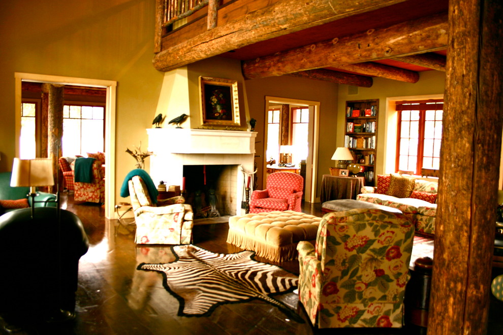 Modelo de salón tradicional con paredes beige y suelo de madera oscura