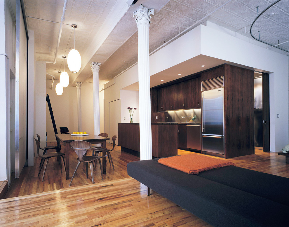 Immagine di un soggiorno minimalista aperto con pareti bianche