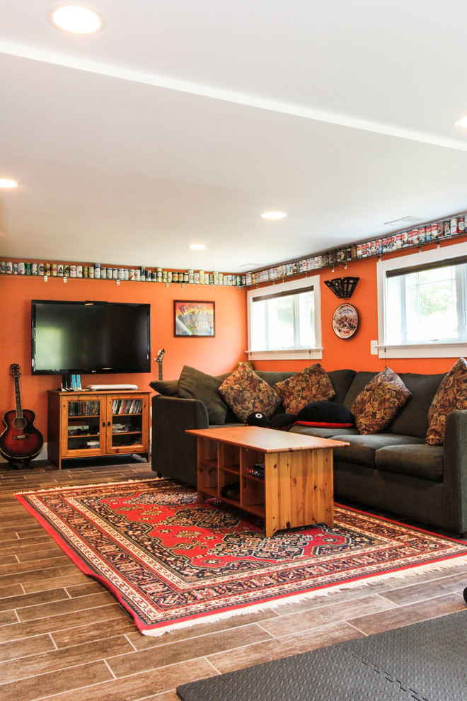 Стильный дизайн: гостиная комната в стиле неоклассика (современная классика) с полом из ламината и оранжевыми стенами - последний тренд