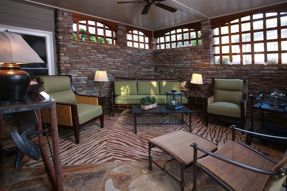 Mittelgroßes, Repräsentatives, Fernseherloses Modernes Wohnzimmer im Loft-Stil mit grüner Wandfarbe, braunem Holzboden, Kamin und Kaminumrandung aus Stein in Atlanta