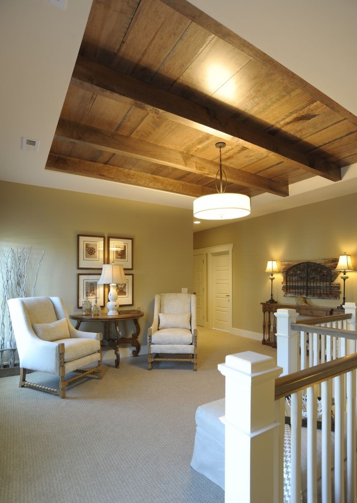 Пример оригинального дизайна: двухуровневая гостиная комната в морском стиле с бежевыми стенами, ковровым покрытием, бежевым полом и деревянным потолком