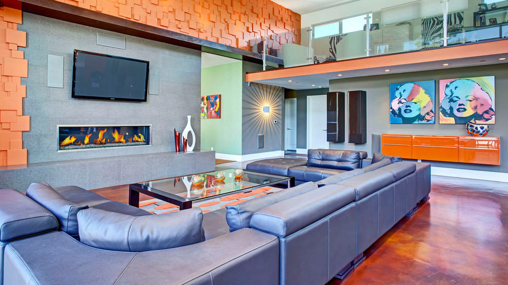 Foto på ett mellanstort funkis allrum med öppen planlösning, med ett finrum, orange väggar, en bred öppen spis, en spiselkrans i trä och en väggmonterad TV