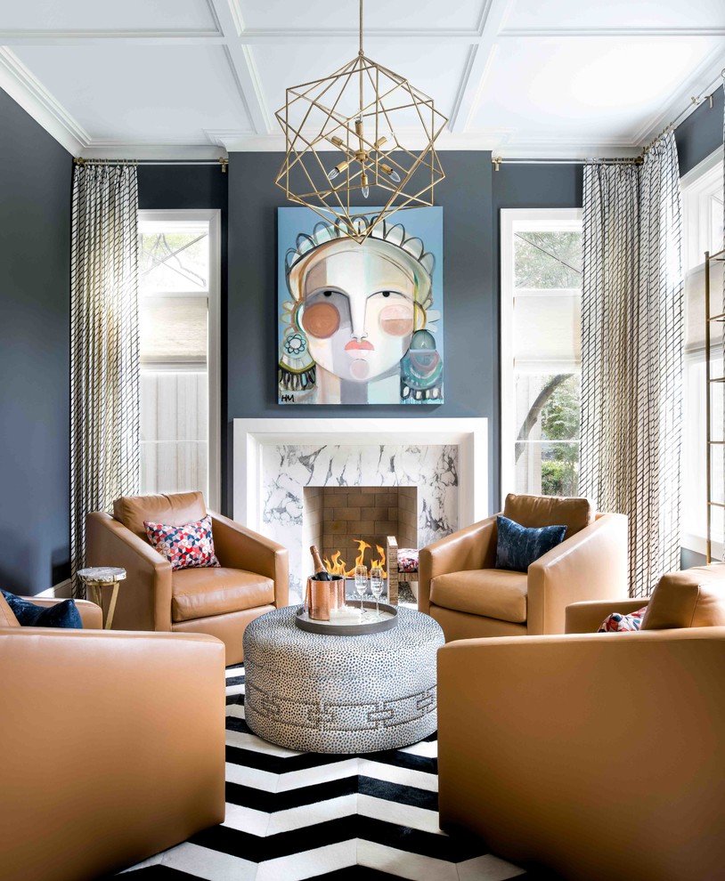 Repräsentatives Maritimes Wohnzimmer mit blauer Wandfarbe, Kamin und Kaminumrandung aus Stein in Dallas