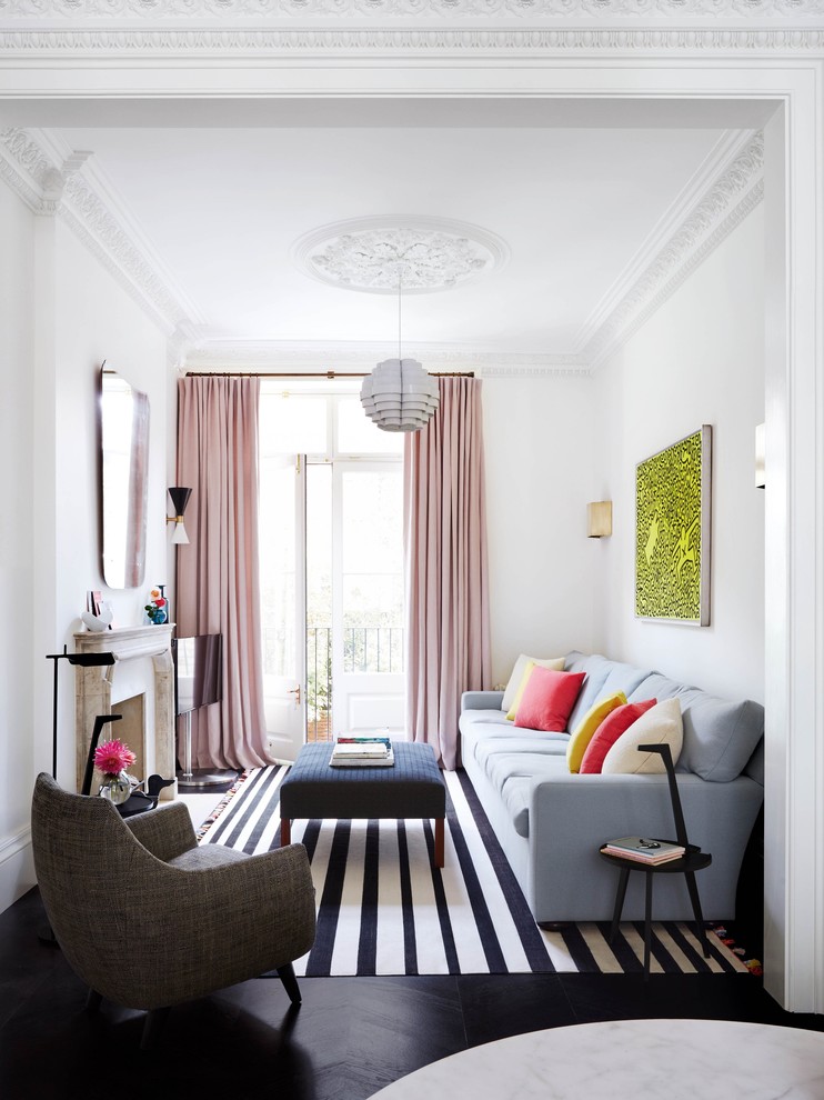 Esempio di un soggiorno chic con pareti bianche, parquet scuro, camino classico, TV autoportante e pavimento marrone