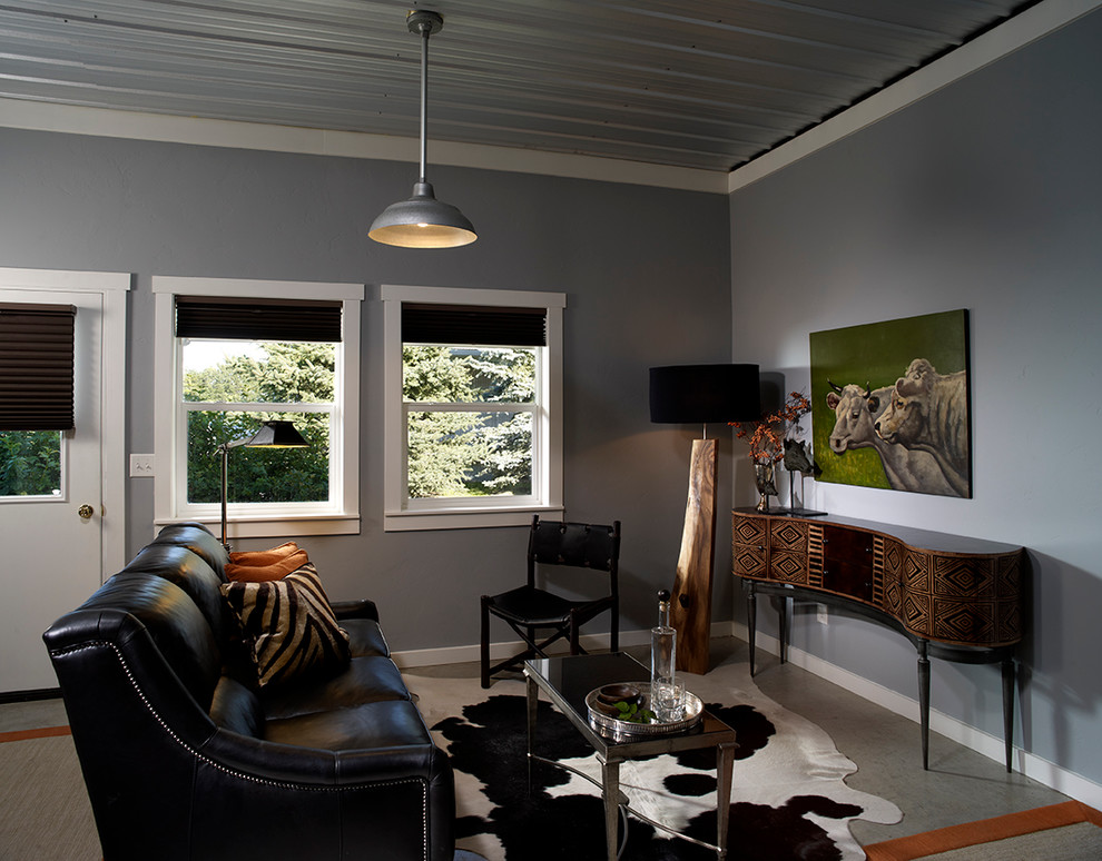 Modernes Wohnzimmer mit grauer Wandfarbe in Sonstige