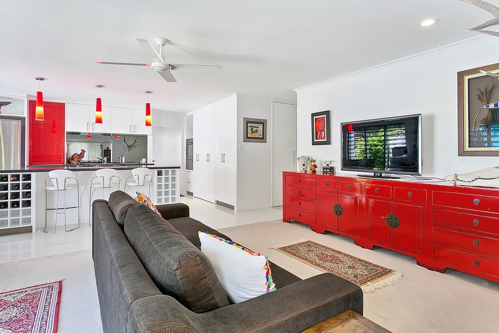 Mittelgroßes Eklektisches Wohnzimmer mit weißer Wandfarbe, Teppichboden, freistehendem TV und beigem Boden in Cairns