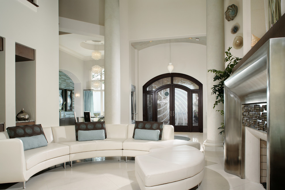 Exemple d'un grand salon moderne ouvert avec une salle de réception, un mur blanc, un sol en marbre, une cheminée standard, un manteau de cheminée en métal et aucun téléviseur.