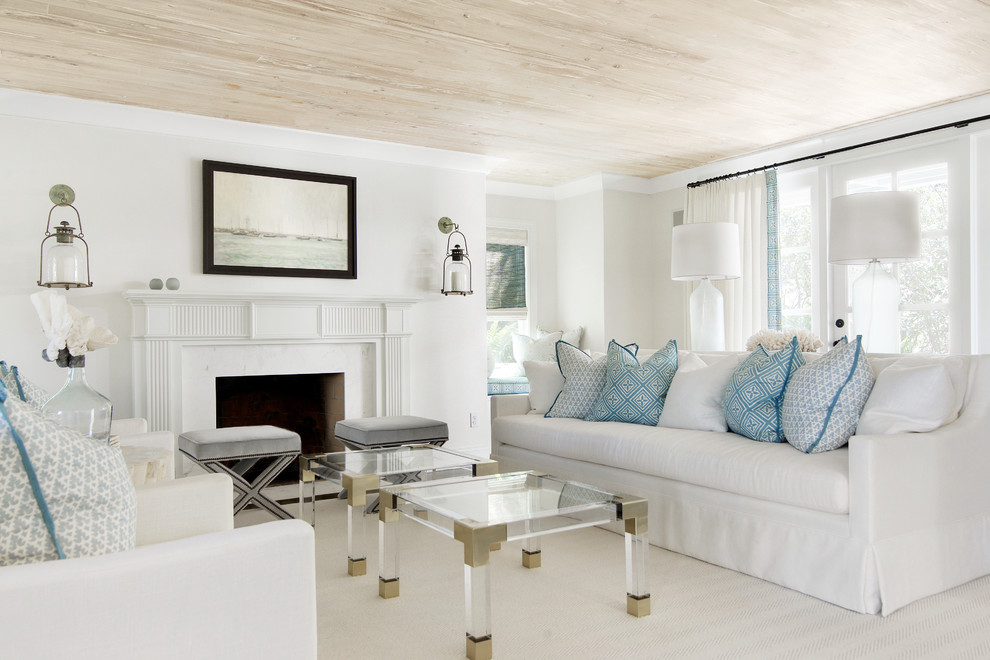 Стильный дизайн: парадная гостиная комната в морском стиле с белыми стенами и стандартным камином - последний тренд