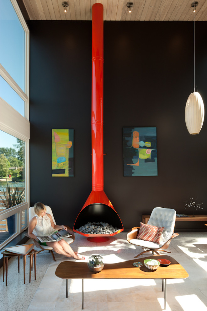 Идея дизайна: гостиная комната в стиле ретро с черными стенами и подвесным камином