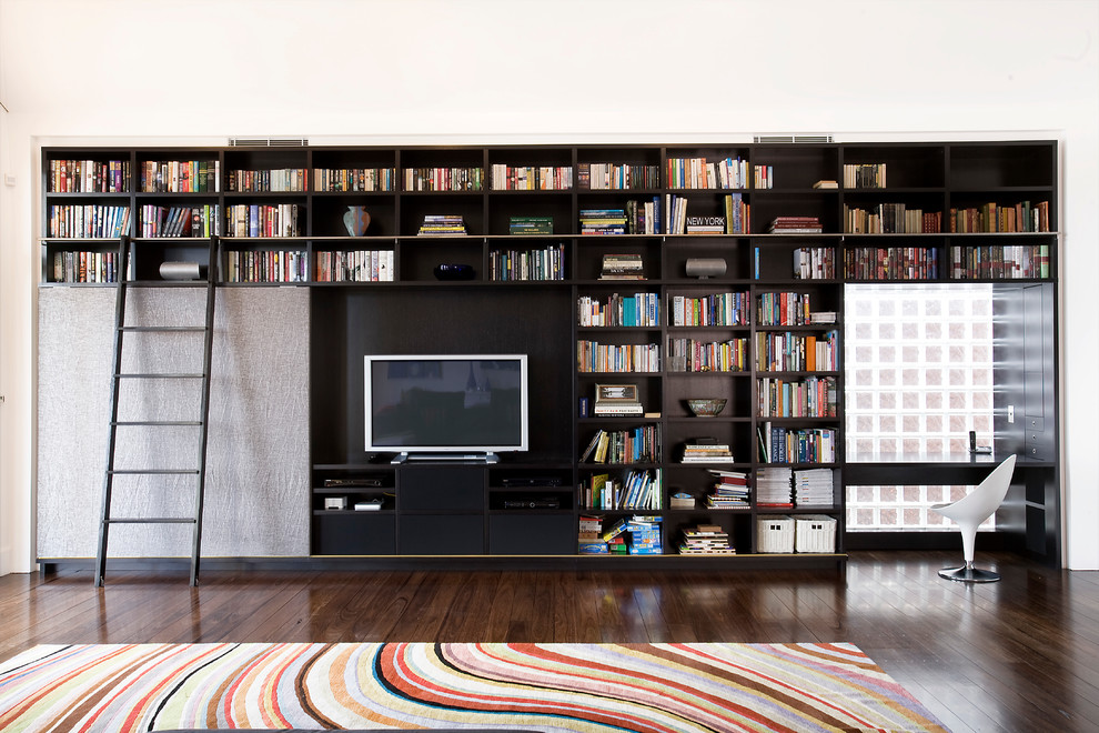 Свежая идея для дизайна: гостиная комната в стиле модернизм с с книжными шкафами и полками - отличное фото интерьера