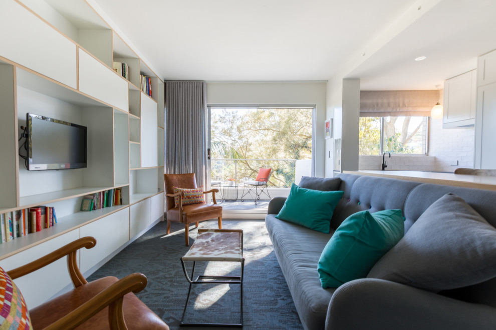 Источник вдохновения для домашнего уюта: маленькая открытая гостиная комната в стиле модернизм с белыми стенами, полом из линолеума, телевизором на стене и синим полом без камина для на участке и в саду