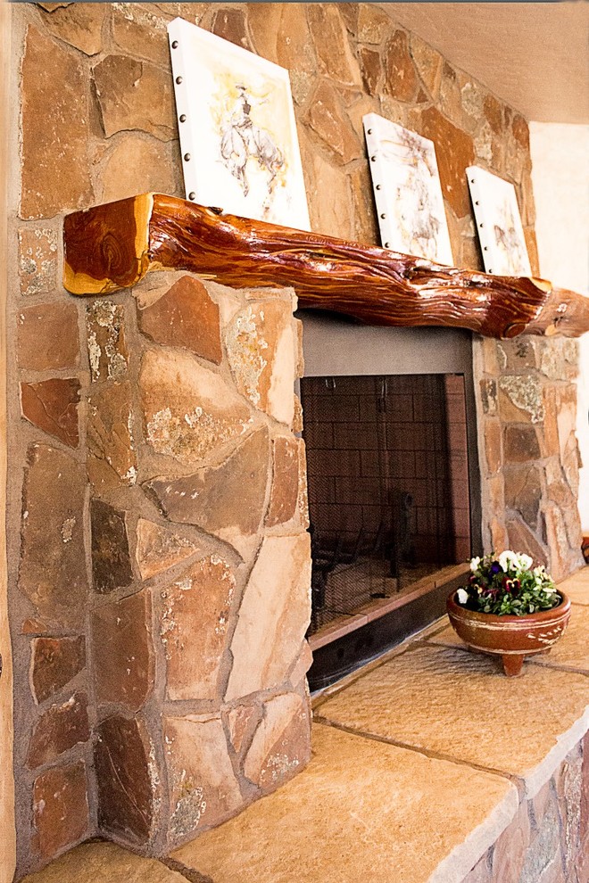 Exempel på ett mellanstort rustikt allrum med öppen planlösning, med beige väggar, mörkt trägolv, en öppen hörnspis och en spiselkrans i sten