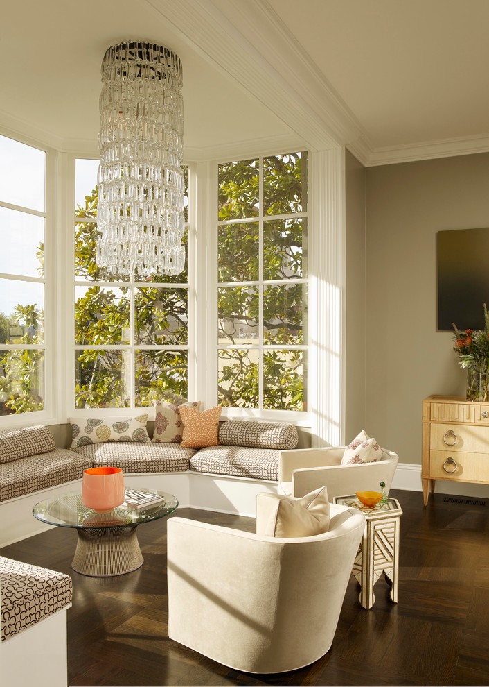 Stilmix Wohnzimmer mit grüner Wandfarbe, dunklem Holzboden und braunem Boden in San Francisco