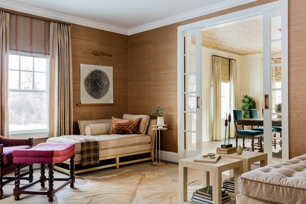Стильный дизайн: изолированная гостиная комната в стиле неоклассика (современная классика) с с книжными шкафами и полками, оранжевыми стенами, темным паркетным полом и серым полом без телевизора - последний тренд